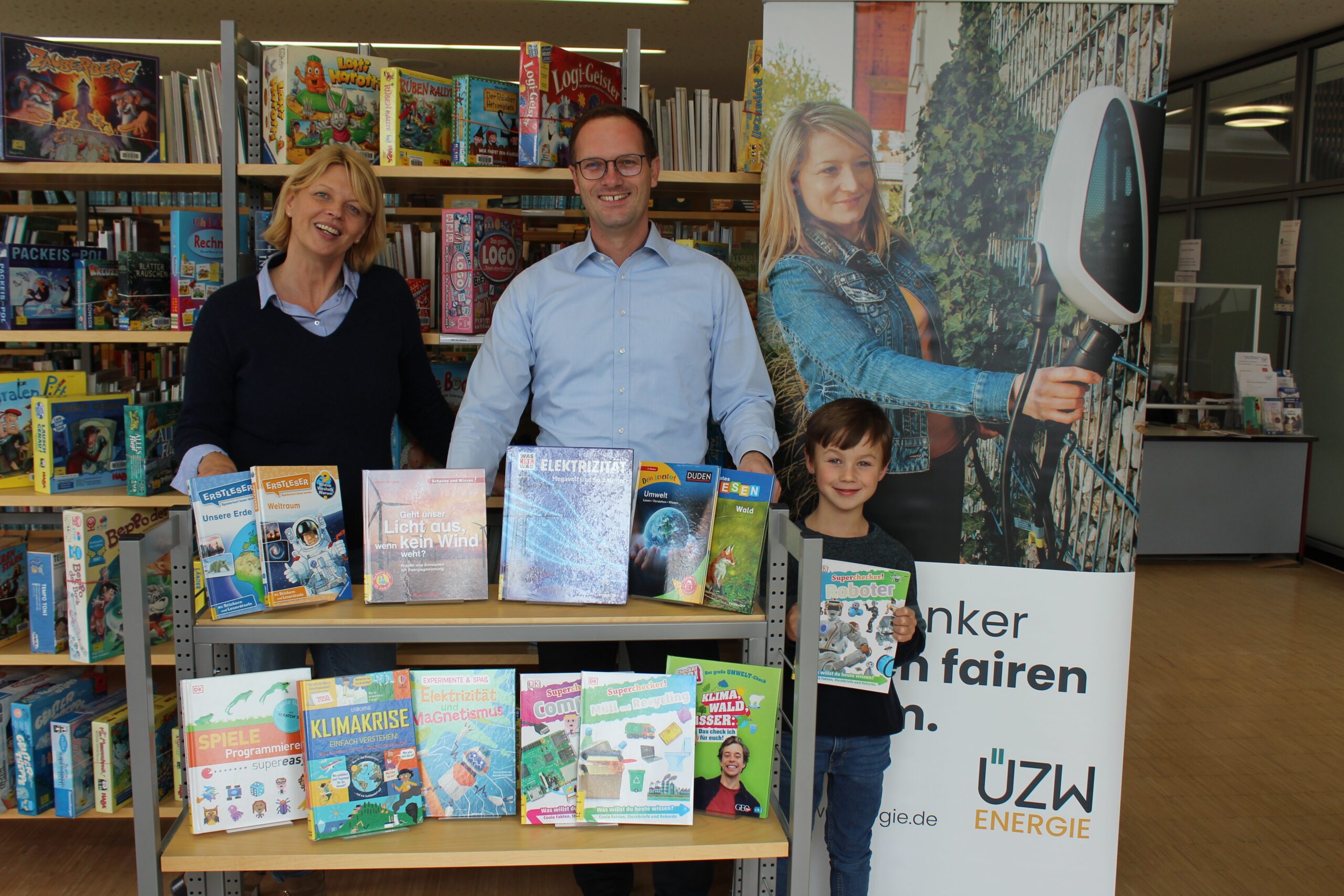 Große Buchspende der ÜZW an die Bücherei Essenbach