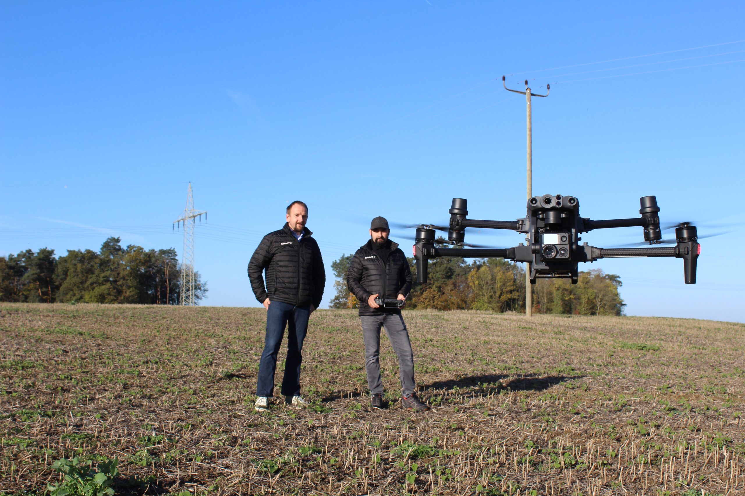 ÜZW Prokurist Andreas Ensinger (r.) beim Drohnen-Test gemeinsam mit dem speziell für diese Drohne geschulten ÜZW Mitarbeiter Andreas Vollmer (l.)