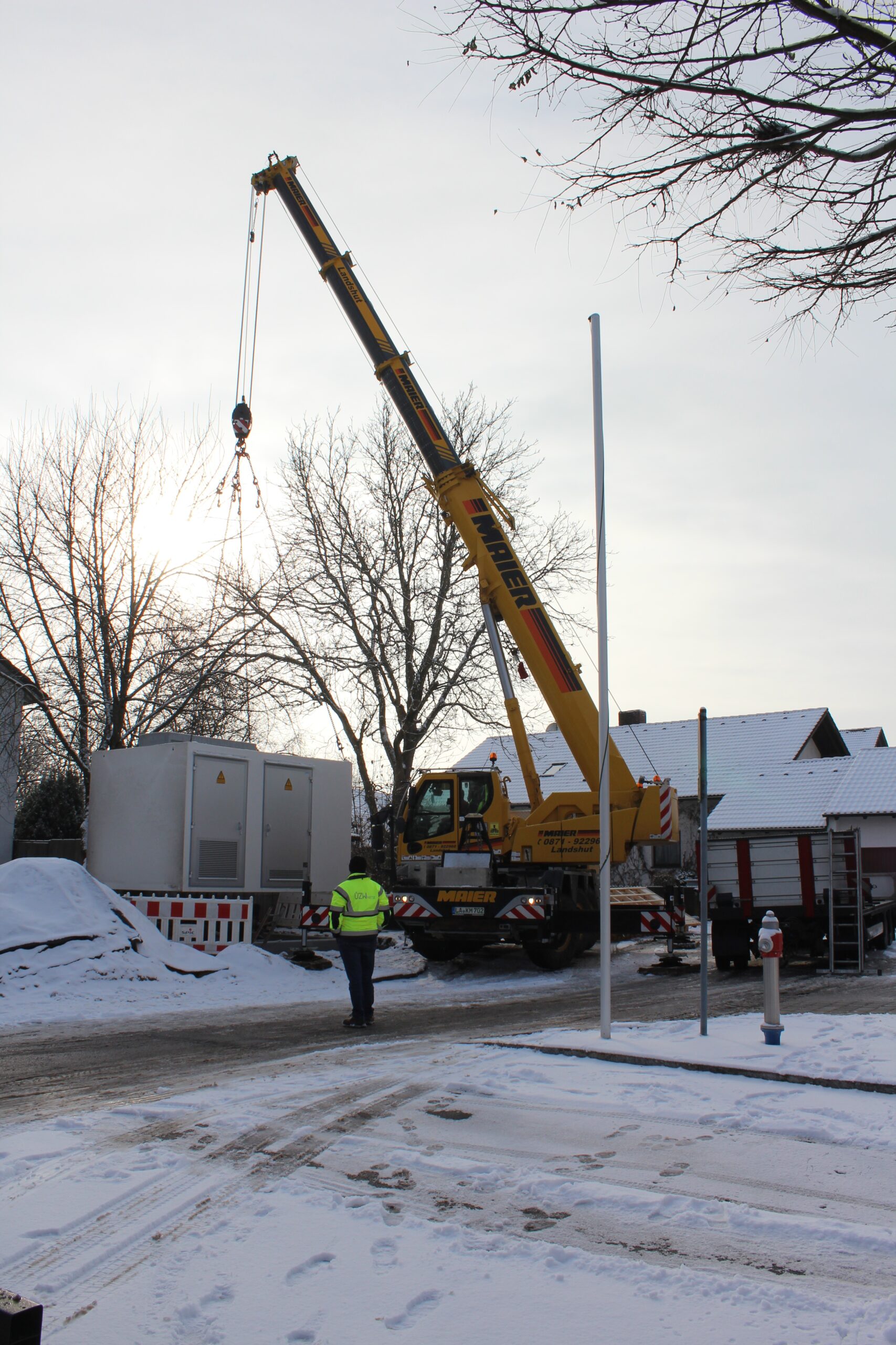 ÜZW stellt neue Trafostation in Mirskofen auf