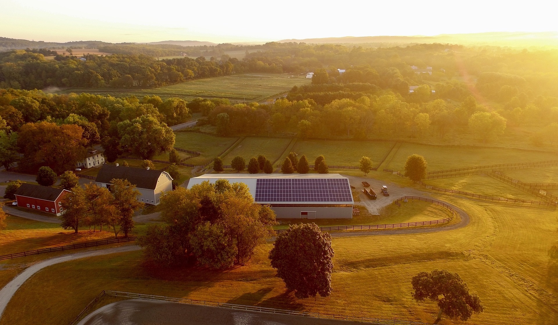 Großes landwirtschaftliches Gebäude mit PV-Anlage auf dem Dach