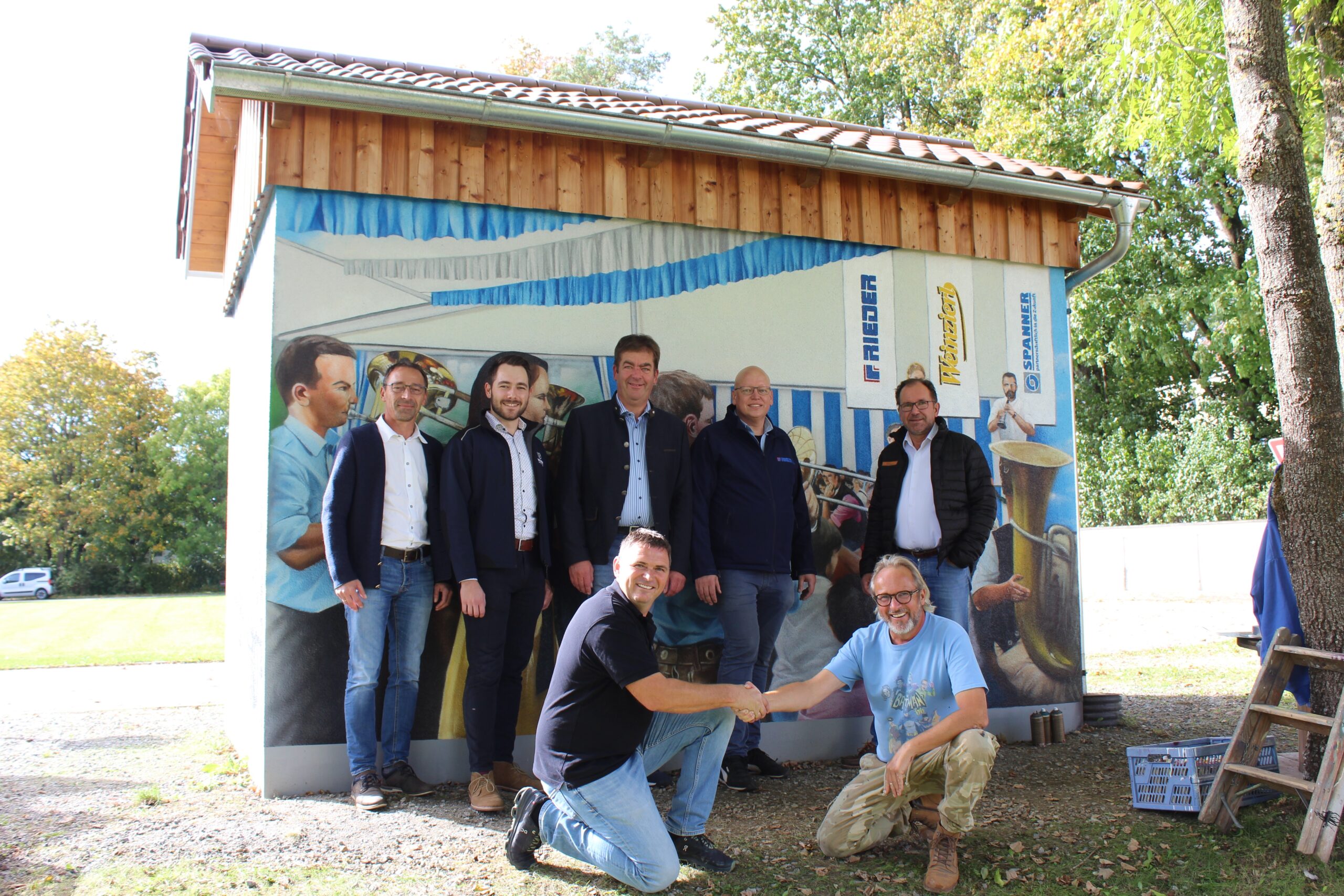 Feierliche Übergabe des neuen Graffiti-Kunstwerks an der ÜZW Trafostation in Bayerbach